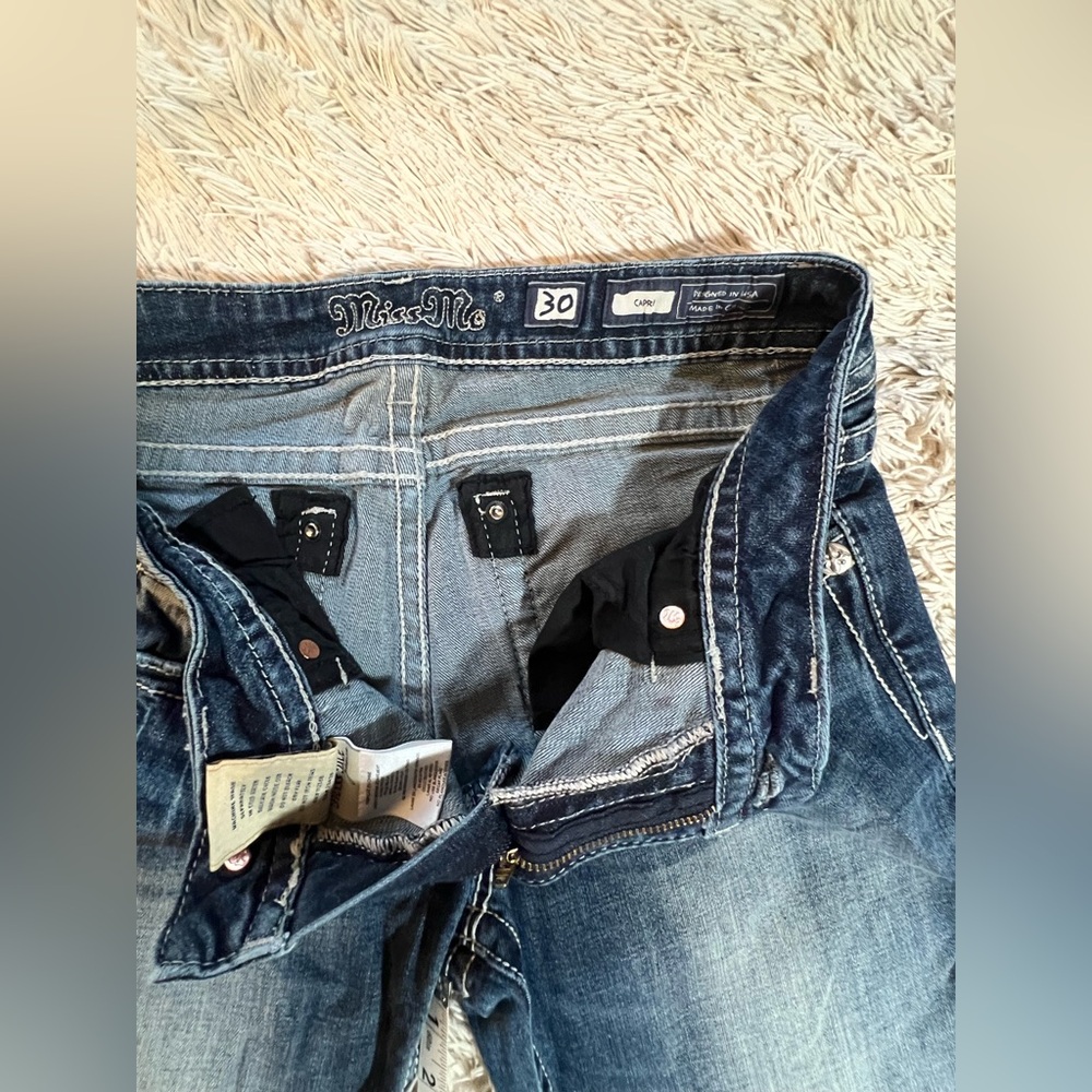 Miss Me Distressed ZigZag Waves Capris - Picture 10 of 14